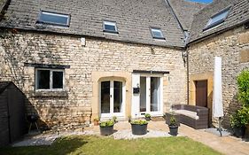 Pass The Keys Converted 17Th Century Barn With Garden Parking